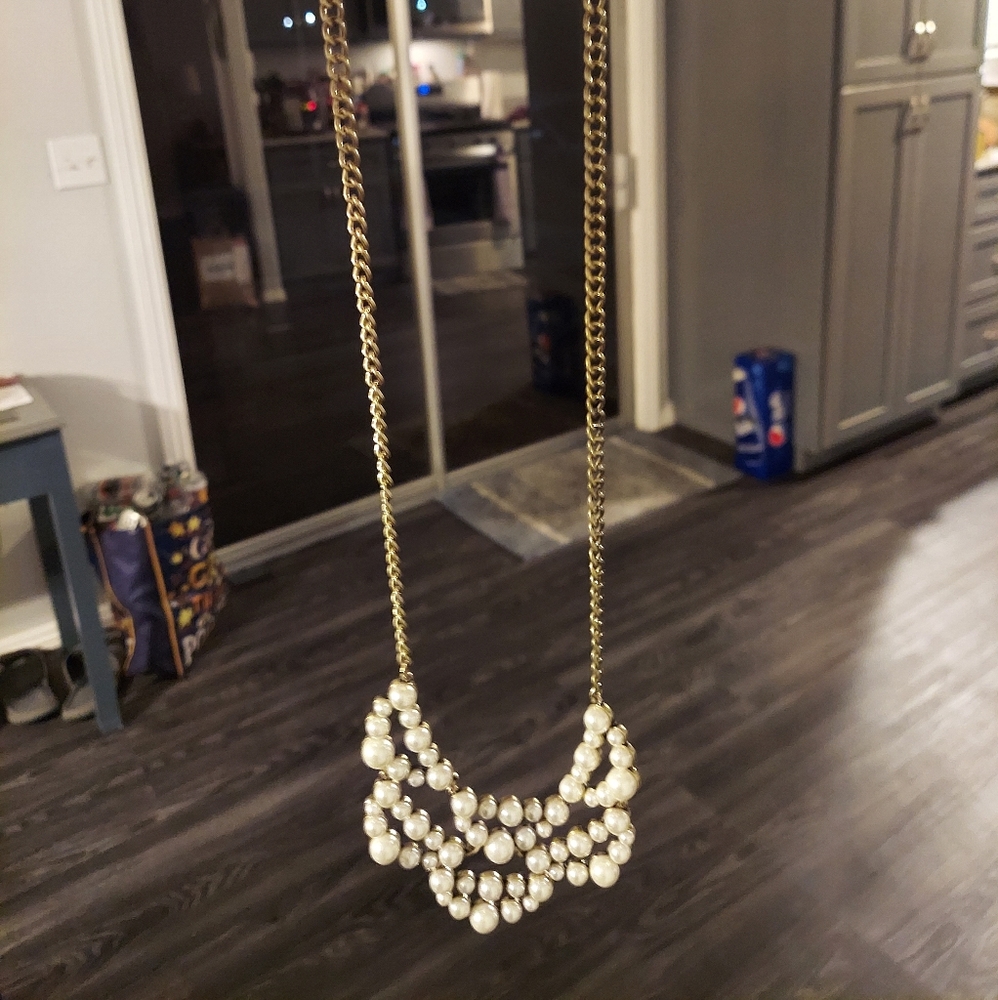 Premiere Necklace, Pearlish looking w heavy chain